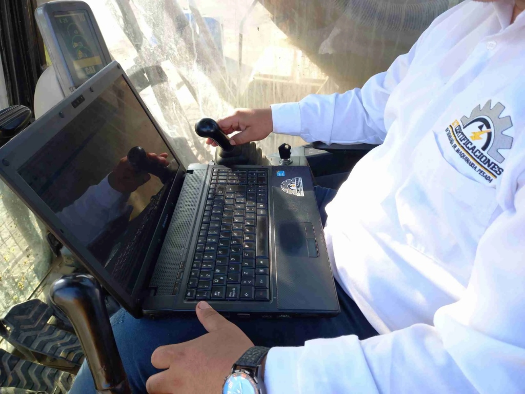 Técnico certificado ET Certificaciones realizando diagnóstico